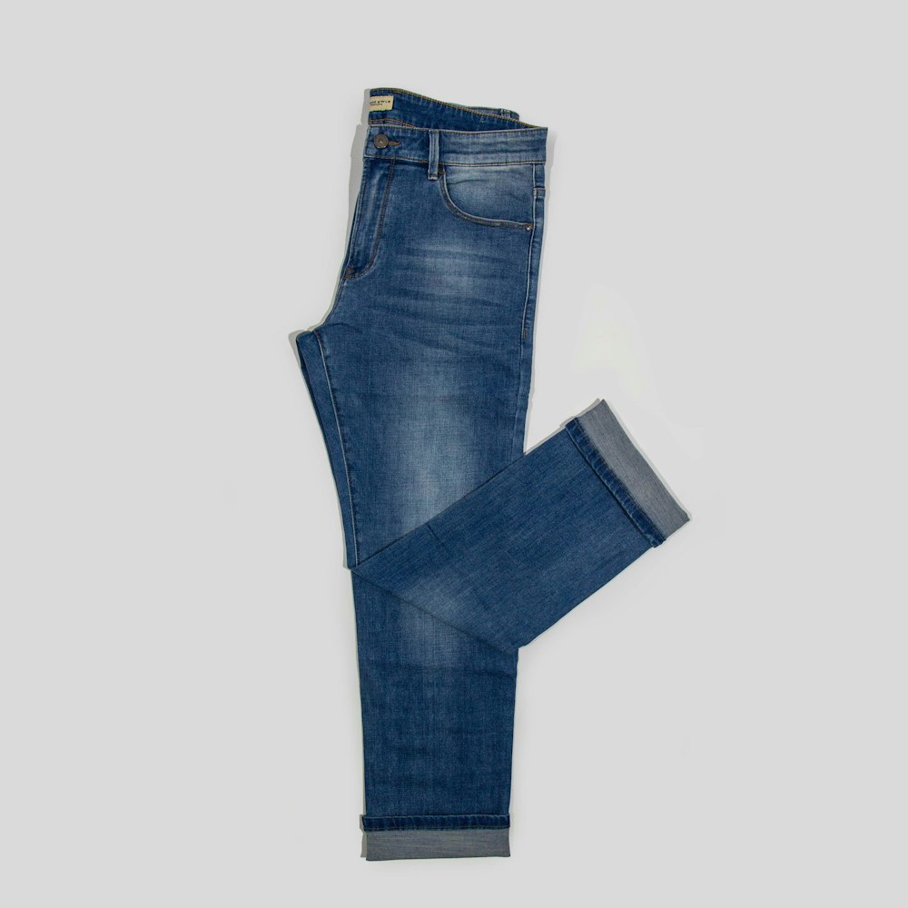 Jeans rectos de mezclilla rígida